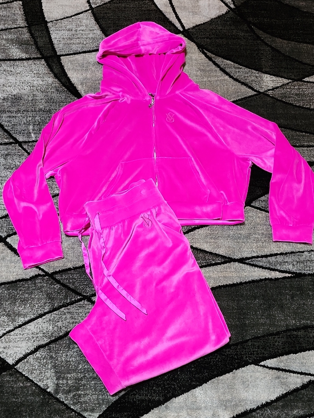 VICTORIA SECRET ON-POINT 2022 EMBROIDERED PINK VELOUR CROP HOODIE & JOGGERS SET